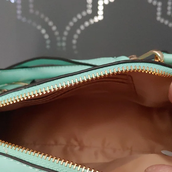 Small Guess Bag - Picture 5 of 5